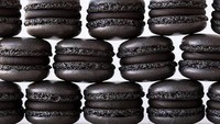 Dessert yang satu ini mau dibuat dengan warna apapun pasti menggemaskan. Seperti macaron warna hitam ini. Jadi sayang untuk dimakan! Foto: Instagram @e.pic.food 
