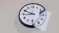 Jam dinding jatuh, patah sebagian. Tidak perlu beli baru. Pakai cara ini saja. Istimewa/Boredpanda.