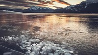 Karena kejernihan es Danau Abraham, destinasi menjadi tempat yang populer untuk melihat dan memotret formasi perubahan gas metana. Di balik kecantikannya, gelembung beku itu mudah terbakar (BBC Travel)