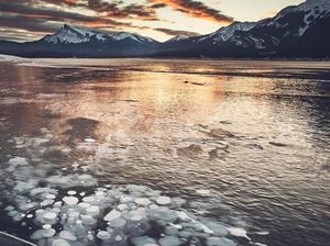 Foto: Danau Membeku yang Cantik Namun Berbahaya