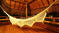 Ada pasangan yang anti mainstream dan lebih menyukai bercinta di hammock ini. Ini kamar bergaya eksotis di Pousada Camurim Grande, Maragogi, Brasil (dok. Booking.com)