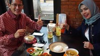 Saat ke Solo menghadiri pernikahan putri Jokowi, Sandiaga sempatkan mampir kulineran. Ayah 3 anak ini nampak menikmati soto dan ayam goreng. Foto: Instagram sandiuno