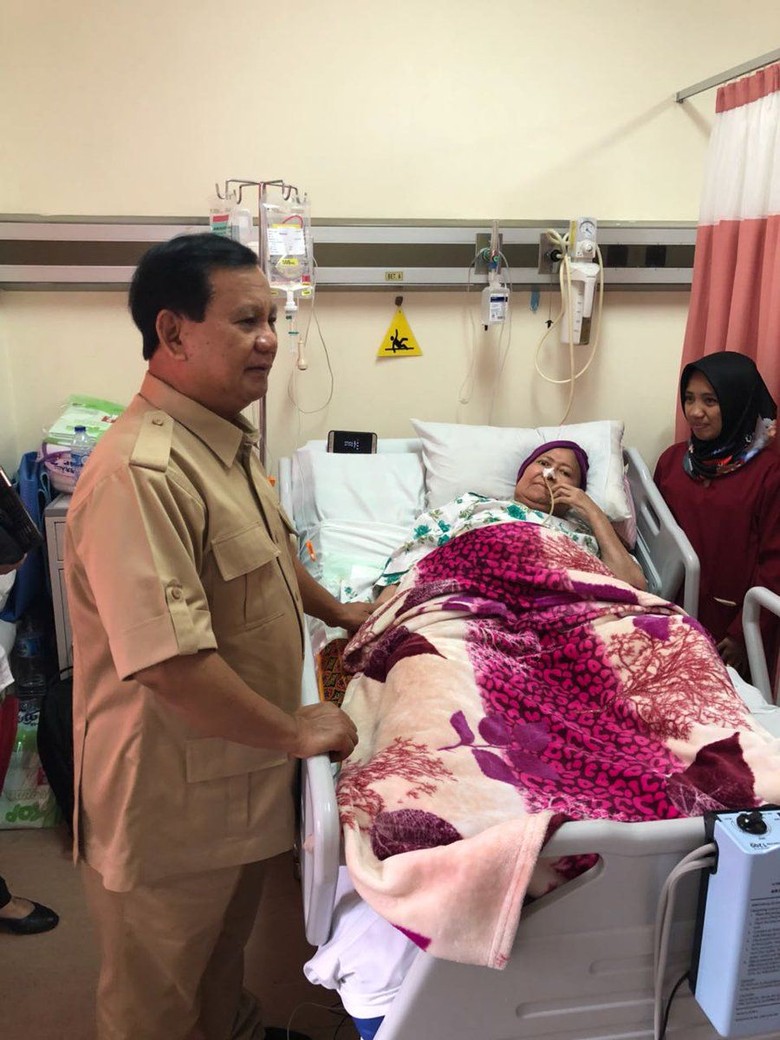 Prabowo Jenguk Ibunda Elang Korban Tragedi Trisakti Prabowo Jenguk Ibunda Elang Korban Tragedi Trisakti