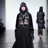 Desainer Vivi Zubedi menghadirkan koleksi terbarunya yang mengangkat kain sasirangan dan tenun pagatan khas Kalimantan Tengah di New York Fashion Week, Industria Studio, New York City, Minggu (11/2/2018). ((Photo by Fernanda Calfat/Getty Images)