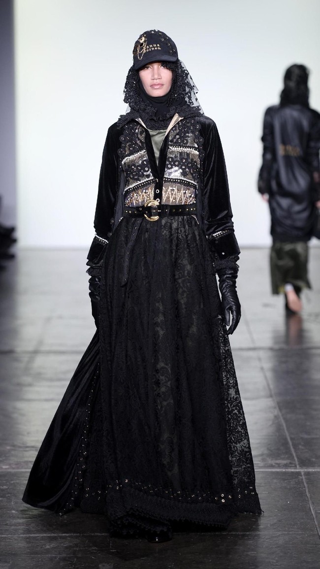 Desainer Vivi Zubedi menghadirkan koleksi terbarunya yang mengangkat kain sasirangan dan tenun pagatan khas Kalimantan Tengah di New York Fashion Week, Industria Studio, New York City, Minggu (11/2/2018). ((Photo by Fernanda Calfat/Getty Images)