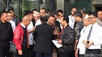 Saat Novel bersalaman dan cipika-cipiki dengan penyidik dan pegawai KPK.