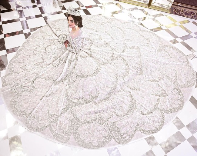 Pada resepsi pernikahannya Tasya Farasya yang dikenal sebagai beauty influencer memakai gaun rancangan Tex Saverio yang terlihat sangat megah bak putri kerajaan. Foto: Instagram