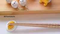 Si pemalas Gudetama ini, disulap menjadi bekal sushi yang cantik terbuat dari telur ikan dan telur dadar. Cocok untuk jadi menu sarapan atau makan siang si kecil. Foto: Instagram/liittlemissbento