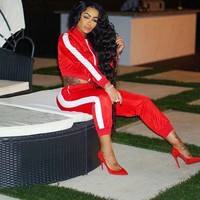 Begitu juga dengan gayanya ini yang menggunakan busana olahraga yang dipakai untuk berpergian. Tak jarang, Kim juga menggunakannya.  Foto: Instagram