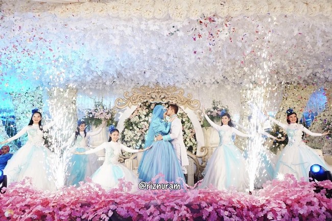 Pernikahan mewah selebgram Riznuram Azka dengan Muhammad Anas yang digelar pada awal 2016 di Samarinda juga termasuk yang mencuri perhatian netizen. Riznuram menggelar pernikahan bertemakan Cinderella. Dia pun tampil bak Cinderella dengan gaun megah berwarna biru.  Foto: Instagram