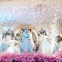 Pernikahan mewah selebgram Riznuram Azka dengan Muhammad Anas yang digelar pada awal 2016 di Samarinda juga termasuk yang mencuri perhatian netizen. Riznuram menggelar pernikahan bertemakan Cinderella. Dia pun tampil bak Cinderella dengan gaun megah berwarna biru.  Foto: Instagram
