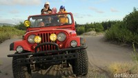Wisata naik mobil jip bisa dicoba sambil jelajah Gumuk Pasir di Parangtritis, Bantul, DI Yogyakarta (Ombak Samudera/detikTravel)