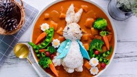 Karakter Peter Rabit dari Disney ini, dibentuk dari nasi Jepang yang pulen. Disajikan bersama kari khas Jepang dan potongan sayuran. Foto: Instagram/liittlemissbento