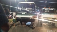 Anwar Rahman (42), seorang petugas keamanan di Inspektorat Jenderal Kementerian Agama mengaku kaget saat mendengar suara benturan. Bus tersebut kehilangan kendali saat hendak menuju Jalan Latuharhary.