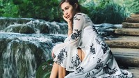 Pose Elly Lam di Danau Plitvice. Danau di Kroasia ini disebut-sebut merupakan danau tercantik di dunia (ellyxxbean/Instagram)