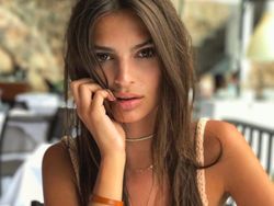 OnePlus Gaet Model Super Seksi Emily Ratajkowski