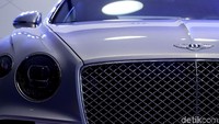 Bentley Continental GT dibekali mesin 6.0 L W12 twin-turbo yang dikawinkan dengan transmisi 8 percepatan dual-clutch.