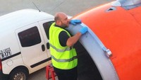 Bahkan jet pesawat saja diperbaiki pakai lakban. Ini buktinya. Foto: boredpanda