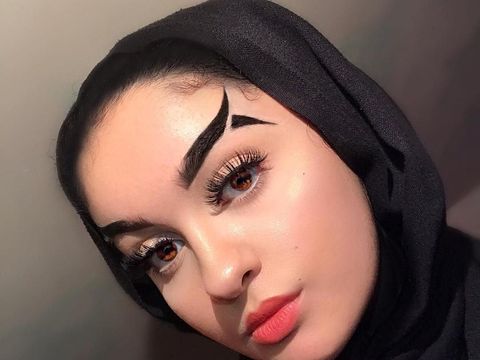 Wanita dengan Alis Bentuk Buntut Ikan Heboh di Instagram