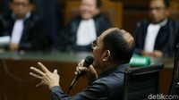 Dia menyebut mengantongi surat dokter yang mewajibkan untuk kontrol minimal seminggu sekali. Namun izin berobatnya dipersulit.
