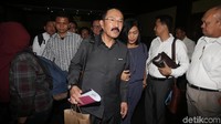 Kalaupun nantinya dipaksa hadir dalam sidang berikutnya, Fredrich memilih diam. Dia merasa haknya dengan menyampaikan berbagai permintaan itu telah diperkosa. (Foto: Ari Saputra)
