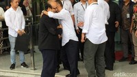 Kehadirannya langsung disambut riuh para pimpinan dan pegawai KPK. Novel tampak didampingi pimpinan KPK Laode M Syarif.