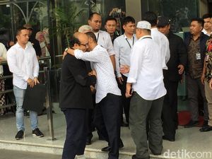 Saat Novel Salaman dan Cipika-cipiki dengan Penyidik-Pegawai KPK