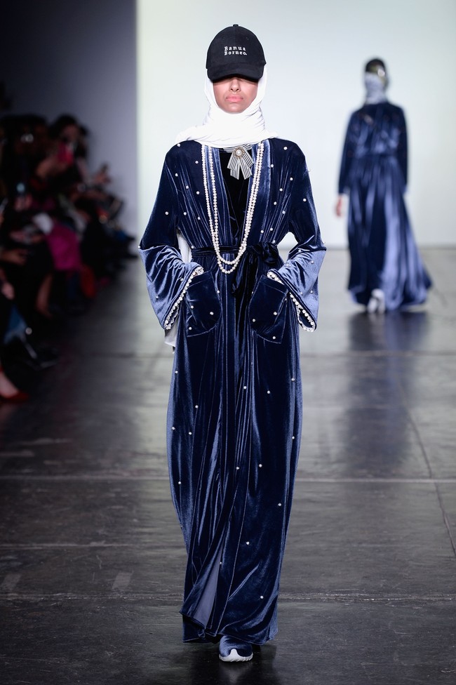 Meski sang desainer berhalangan hadir, Koleksi Vivi Zubedi mendapat sambutan hangat di London Modest Fashion Week 2018. Koleksi yang juga dipamerkan di New York Fashion Week 2018 itu berjudul Urang Banua. Ia mengangkat tenun Pagatan dan kain Sasirangan khas Kalimantan Tengah. (Foto: Getty Images)