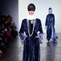 Desainer Vivi Zubedi menghadirkan koleksi terbarunya yang mengangkat kain sasirangan dan tenun pagatan khas Kalimantan Tengah di New York Fashion Week, Industria Studio, New York City, Minggu (11/2/2018). ((Photo by Fernanda Calfat/Getty Images)