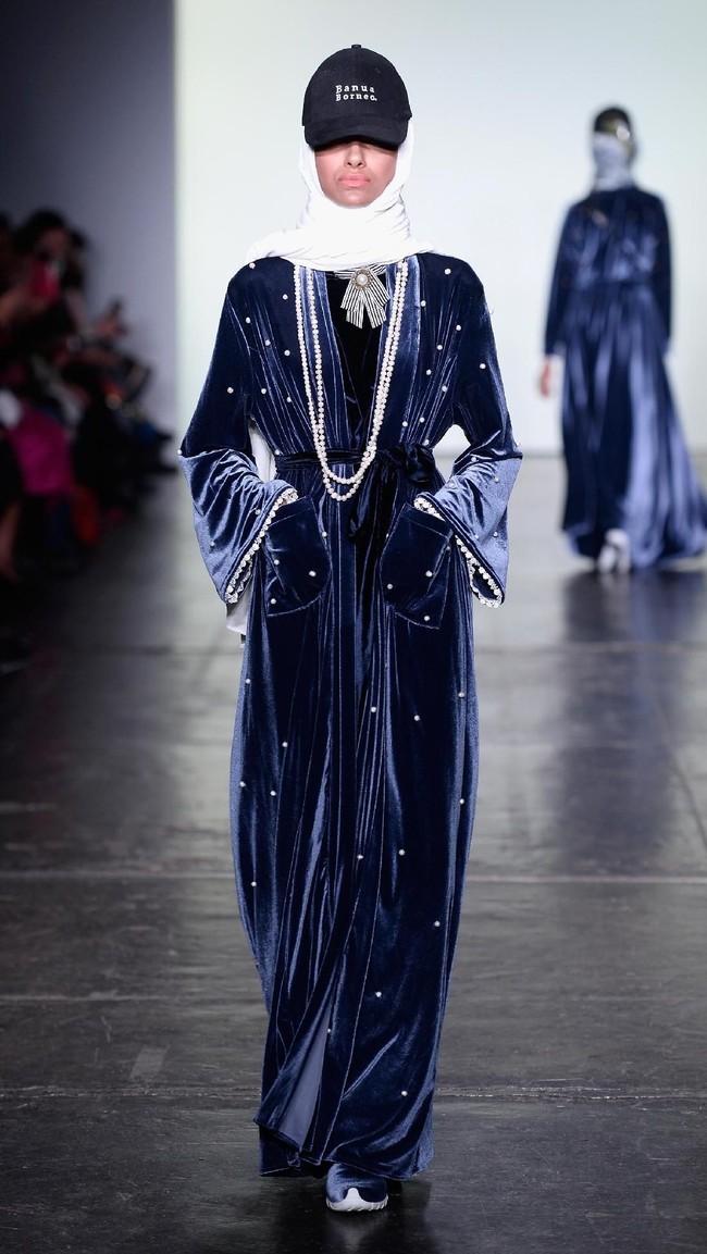 Desainer Vivi Zubedi menghadirkan koleksi terbarunya yang mengangkat kain sasirangan dan tenun pagatan khas Kalimantan Tengah di New York Fashion Week, Industria Studio, New York City, Minggu (11/2/2018). ((Photo by Fernanda Calfat/Getty Images)