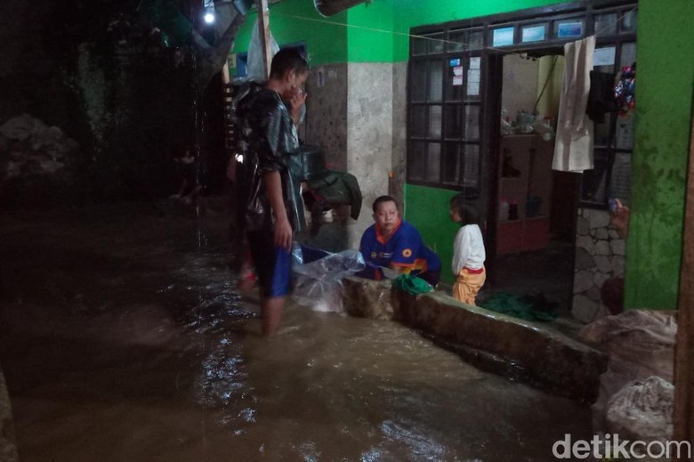 Tanggul Jebol, Permukiman di Paseh Bandung Tergenang Banjir Tanggul Jebol, Permukiman di Paseh Bandung Tergenang Banjir