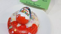 Donat yang satu ini dibuat dengan warna merah dan putih. Dibagian atasnya ada cokelat Kinder Surprise yang lucu. Foto: Istimewa