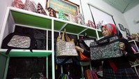 Sampah-sampah itu juga bisa diolah menjadi berbagai macam kerajinan tangan. Agus Trimukti/Humas PLN.