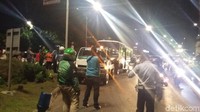 Proses evakuasi mulai dilakukan pada pukul 19.00 WIB.