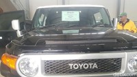 Peserta lelang banyak yang tertarik dengan mobil tersebut. Namun salah satu peserta, Bowo mengeluh kondisi mobil yang tidak ada kelengkapan surat.