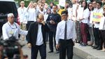 Foto: Tiba di Gedung KPK, Novel Lambaikan Tangan