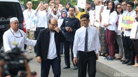 Terlihat para pegawai KPK berdiri di depan lobi utama. Mereka membawa berbagai poster dukungan, salah satunya menuntut penuntasan kasus teror penyiraman air keras ke ke Novel.