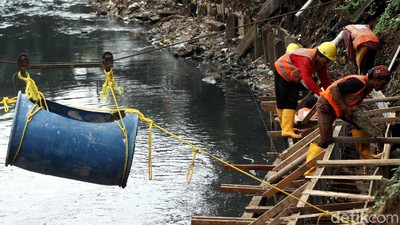 Pembangunan Tanggul Anak Kali Ciliwung