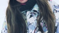 Elly Lam suka beberapa aktivitas olahraga yang menantang, seperti main ski di Hokkaido ini (ellyxxbean/Instagram)