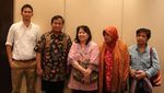 Momen Prabowo Jenguk Ibunda Elang Korban Tragedi Trisakti