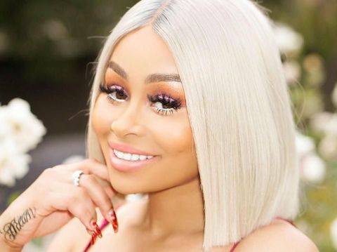 Di Negeria, Blac Chyna promosikan krim pemutih wajah yang berujung kontroversi.