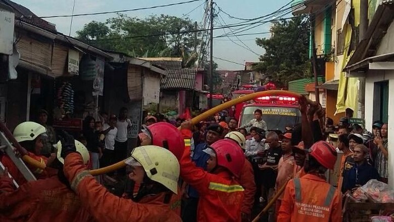 Ruko Sembako di Pulo Gebang Terbakar Akibat Obat Nyamuk Ruko Sembako di Pulo Gebang Terbakar Akibat Obat Nyamuk