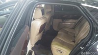 Penampakan bagian dalam dari mobil Jaguar ini.