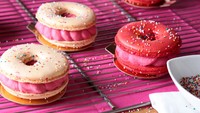 Dibuat untuk rayakan Hari Macaron Nasional, chef Francois Payard membuat strawberry dan krim ganache ditangkup macaron pink yang dibuat dari tepung almond pada bagian atas dan adonan strawberry pada bagian bawah. Foto: Istimewa