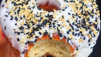 Mungkin rasanya sangat unik. Donat goreng ini dilapisi cream cheese dan garam laut. Dan ditaburi dengan wijen, poppy seed, biji labu dan bawang. Foto: Istimewa