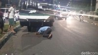 Pertama saya dengar ada suara bruk. Pas saya lihat ada bus. Jadi dari arah Kuningan, bus sudah berusaha ngerem. Tapi dia hilang kendali akhirnya masuk ke dalam taman, kata Anwar saat ditemui di lokasi, Kamis (22/2/2018).