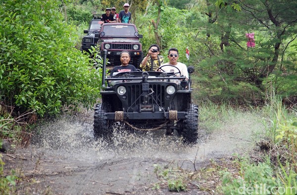 Wisata alam berkeliling kawasan Gumuk Pasir dan pantai selatan menggunakan mobil jip itu menjadi alternatif wisata baru di Bantul (Ombak Samudera/detikTravel) Wisata alam berkeliling kawasan Gumuk Pasir dan pantai selatan menggunakan mobil jip itu menjadi alternatif wisata baru di Bantul (Ombak Samudera/detikTravel)