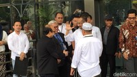 Momen saat Novel bersalaman dengan penyidik dan pegawai KPK.