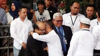 Begitu tiba, Novel yang mengenakan kacamata nampak cipika-cipiki dengan mantan Ketua KPK Abraham Samad serta para penyidik KPK.