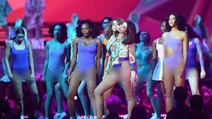 Dua Lipa Super Seksi di Brit Awards, Seksinya Denada Tampil Berkacamata